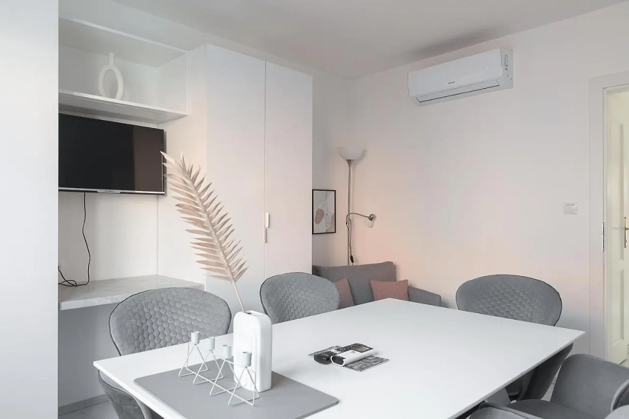 Skolska Winter Terrace Apartment Прага